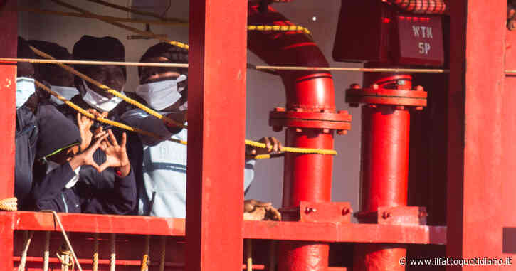 Decreto migranti, la bozza: minori sopra i 16 anni fino a tre mesi nei centri per adulti. Rilievi già allo sbarco per individuare l’età