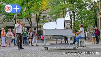 Kiel: Warum mitten in der Holstenstraße ein weißer Flügel steht