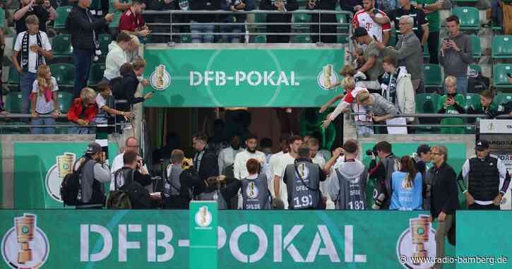 Unterbrechung: Bayern-Fans werfen Tennisbälle auf Spielfeld