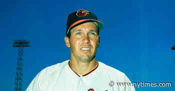 Brooks Robinson, Slick-Fielding Orioles Hall of Famer, Dies at 86