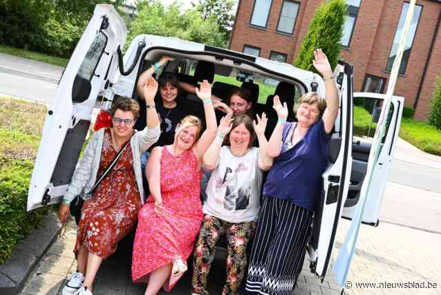 Splinternieuw busje voor mensen met beperking voorgesteld