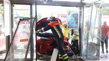 Auto kracht in Eingangsbereich eines Supermarkts in Schongau
