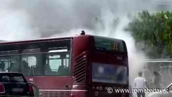 Panico sul bus, esce fumo e i passeggeri scendono di corsa