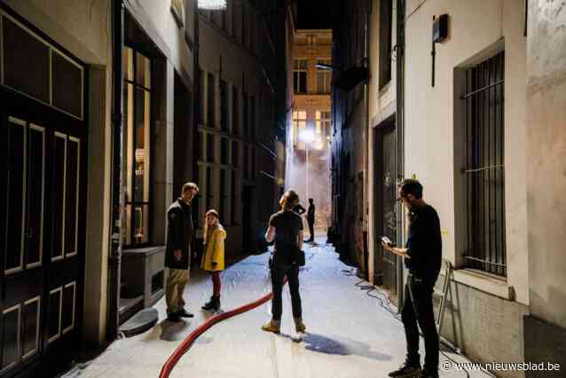 Kleine Pieter Potstraat bedekt met dik pak sneeuw, naakte man rent over auto’s in file:  wat is er aan de hand in Antwerpen?