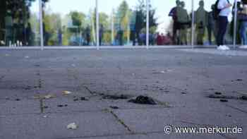 Mann legt in mehreren Orten Feuer und attackiert Passanten