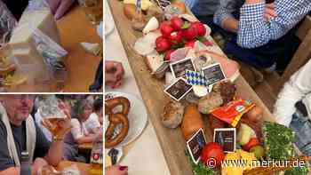 Gruppe macht es sich im Zelt gemütlich: Italiener bringen zur Wiesn ihr eigenes Essen mit