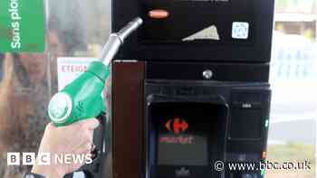 Two French supermarkets to sell fuel at cost price