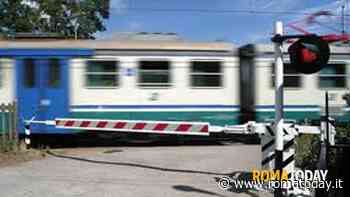 Auto danneggia il passaggio a livello: ritardi fino a 55 minuti sulla linea regionale