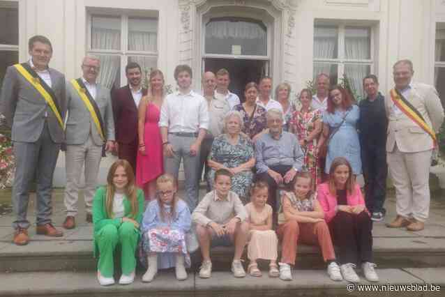 Kermisgangers Kamiel en Rita in diamanten huwelijksboot