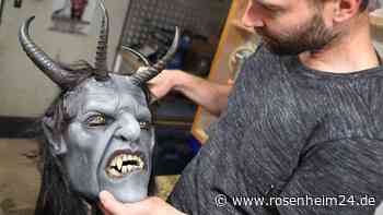 Mit Faltenwurf und Hakennase: Marius Brandner (39) aus Berchtesgaden verleiht Masken Leben