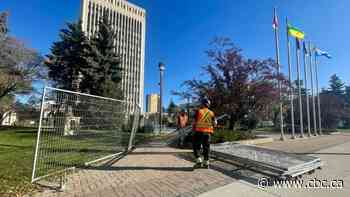 Regina removes city hall fences 2 months after putting them up
