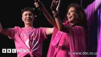 Shania Twain: Manchester designer left speechless by gig outfit surprise