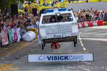 Eastbourne: Crowds enjoy seafront soapbox race