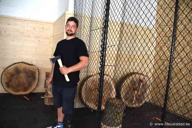 Kenny (28) verloor voet na ongeval en start nu café waar klanten zich helemaal kunnen uitleven in bijlwerpkooi en rage room: “Alles is perfect veilig”