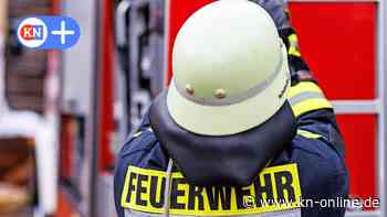 Feuerwehr Achterwehr löscht Autobrand in Felde