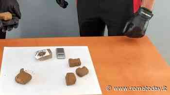 Lo spaccio fuori dal raccordo anulare, in tre in manette. Nei guai anche un 15enne