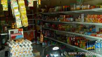 Le nega il permesso di andare al bagno: torna con gli amici e distruggono il minimarket