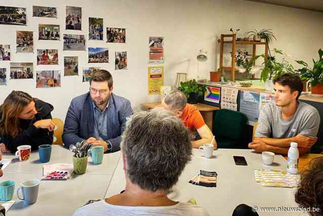 Voorzitter Vooruit Rousseau bezoekt ontmoetingshuis NEST