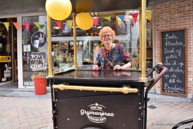 Frida van Koffie Grymonprez neemt op 85ste verjaardag voor 65ste keer deel aan braderie: “We hebben klanten van de kust tot Brussel die hier om koffie komen”