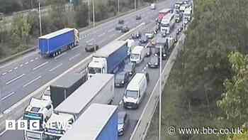 Man dies on M6 in Warwickshire forcing southbound closure