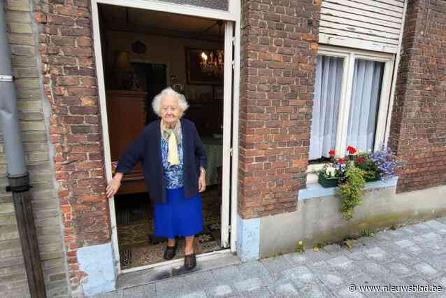 Jeanneke (96) wil niet weg uit haar onbewoonbaar verklaarde huurhuisje, en hele buurt leeft mee: “Ze zullen mij moeten buitendragen”