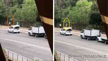 Spazzano la ciclabile e gettano i rifiuti nel giardino della scuola