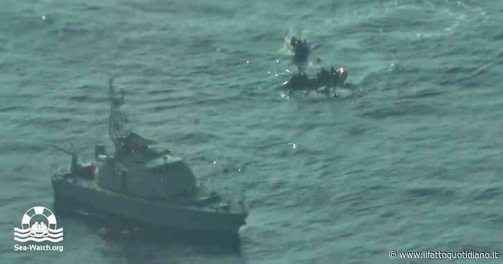Migranti, Sea Watch: “Guardia costiera libica sperona e distrugge un gommone con 50 persone”. Il video diffuso dall’ong