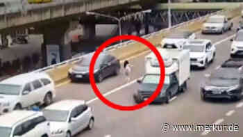 Überwachungskamera filmt unglaublichen Moment: Gefesselte Frau springt auf Autobahn aus Auto und flieht