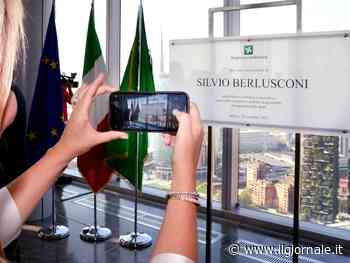 "Non in nostro nome". Pd contro la dedica a Berlusconi a Palazzo Lombardia