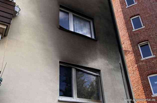 FW Stuttgart: Feuer in Garagenanbau /Brand droht auf Wohnhaus überzugreifen /Feuerwehr kann weitere Ausbreitung verhindern