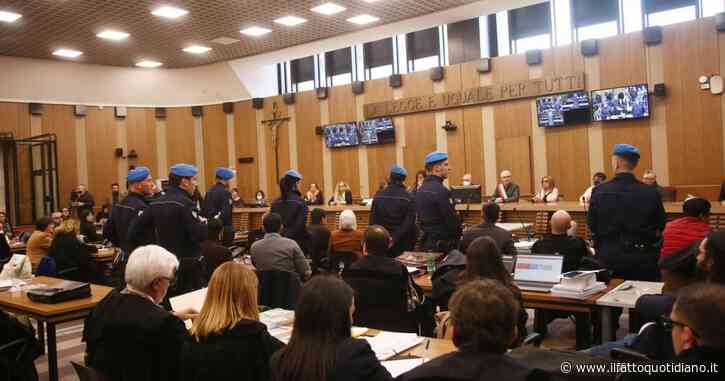 Femminicidio di Saman Abbas, il padre in aula non parla. Il fidanzato: “Lei aveva paura della sua famiglia”