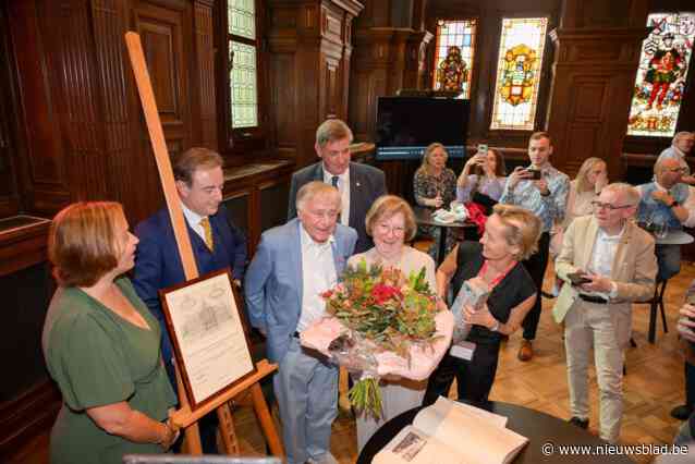 John De Wilde (De Strangers) viert 90ste verjaardag met huldiging in stadhuis: “Soms waren we wel eens te stout”