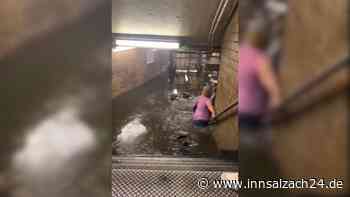 New York vom Regen überschwemmt: Menschen kämpfen sich durch Wassermassen