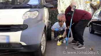 VIDEO | Disabile fai da te, costretto a ripristinare le strisce della sosta da solo