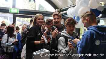 Jugendliche drängen sich in Salzgitters Eissporthalle