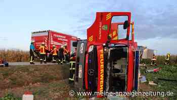 Feuerwehrwagen kippt bei Übungsfahrt um - sieben Verletzte