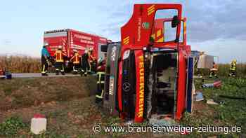 Feuerwehrwagen kippt bei Übungsfahrt um - sieben Verletzte