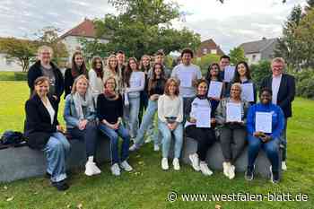 Premiere in Halle: Besuch aus den USA staunt über Kegeln, Karaoke und Ausbildung