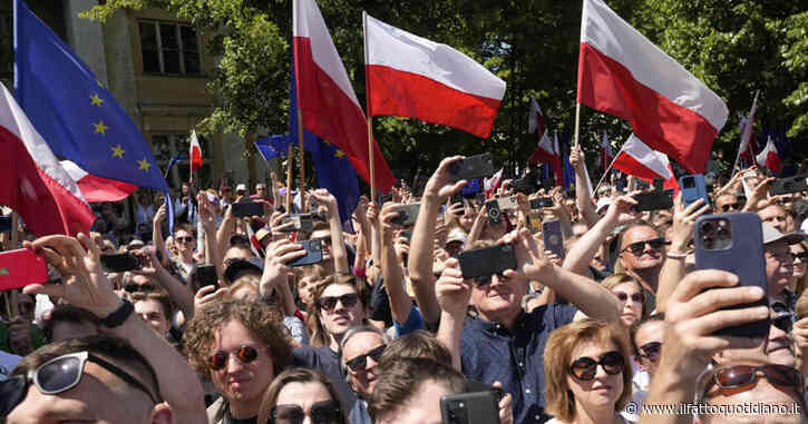 Polonia, imponente manifestazione a Varsavia a sostegno di Coalizione Civica di Donald Tusk. Il 15 ottobre il voto