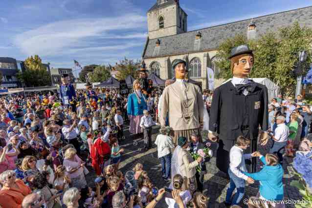 Reuzenhuwelijk lokt massa volk naar Nijlens Kerkplein: “Receptie op kosten van het nieuwe echtpaar”