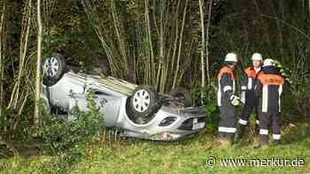 Opel überschlägt sich zwischen Walpertskirchen und Hörlkofen: 62-Jährige und 35-Jähriger leicht verletzt