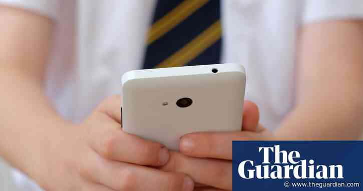 Gillian Keegan plans to ban mobile phones from English schools
