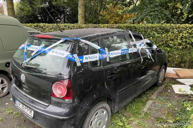 Politie lost ‘mysterie’ van verloederde wagen op die door politielinten omzwachteld werd: “we moeten de wagen nog even laten staan”