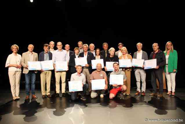 Gemeente zet jubilerende verenigingen in de bloemetjes