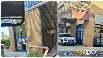 Spaccano vetrata della banca con una mazzetta da muratore per rubare il bancomat
