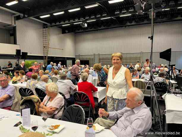 Senioren genieten van feestmaal en optredens