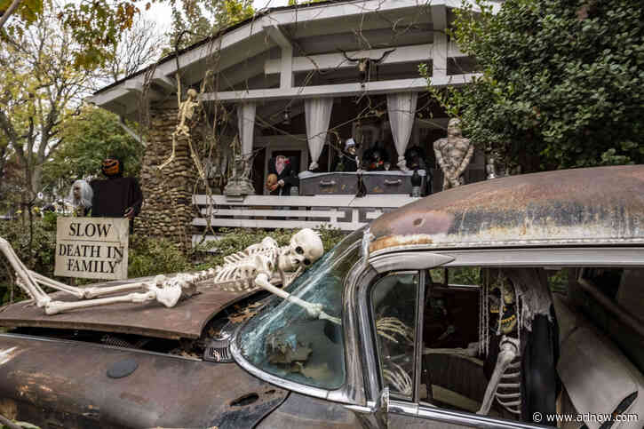 Morning Poll: How extensive are your Halloween decorations?