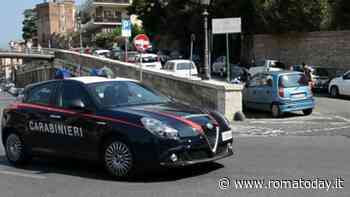 Scarica pacchi dal furgone e il ladro gli ruba iPhone e portafoglio