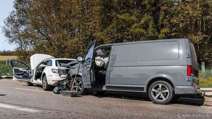 Heftiger Auffahrunfall mit vier Verletzten und einem Hund