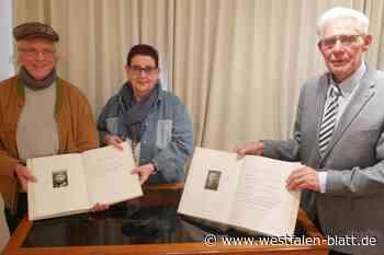 Hüllhorst: Heimatverein überlässt Ehrenbücher dem Heimatmuseum